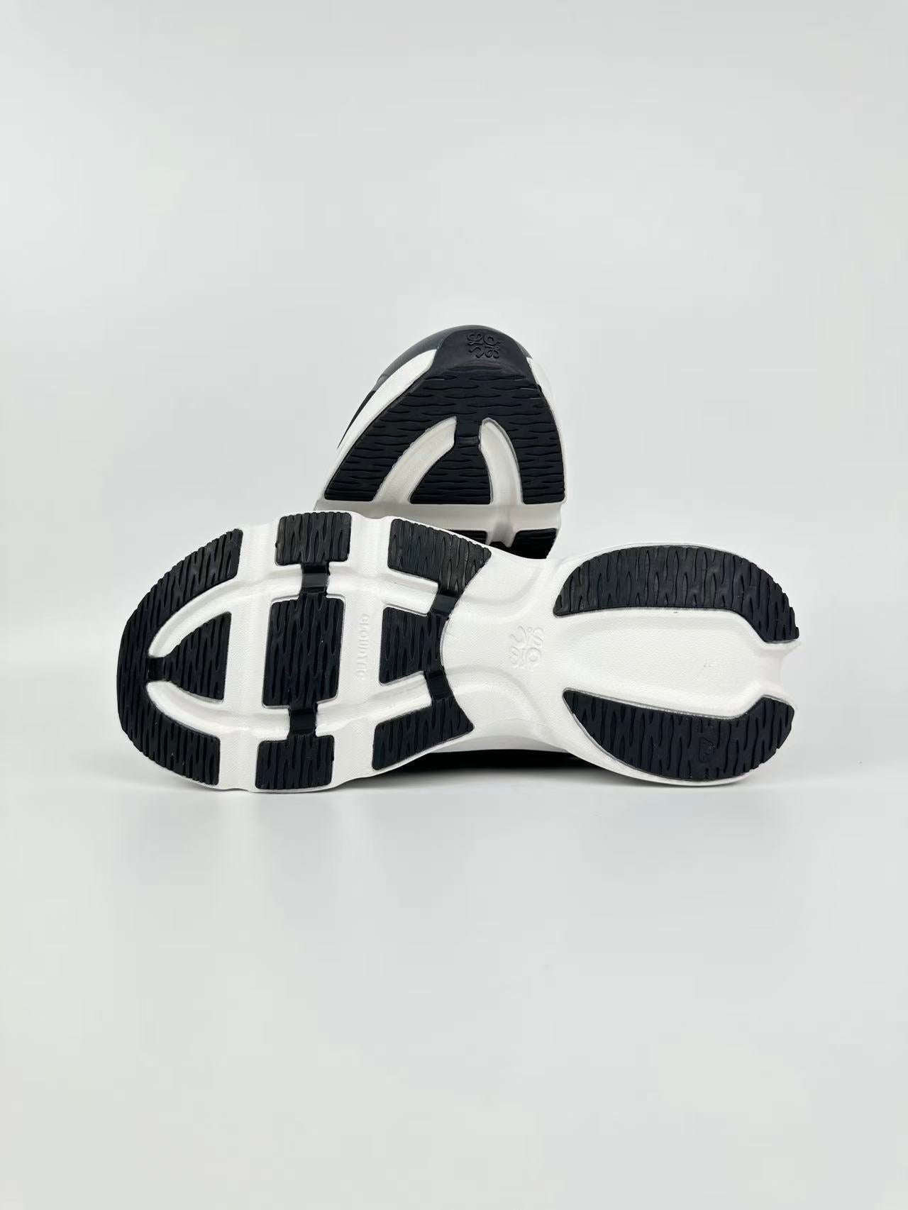 On Cloudsolo X LOEWE Black & White