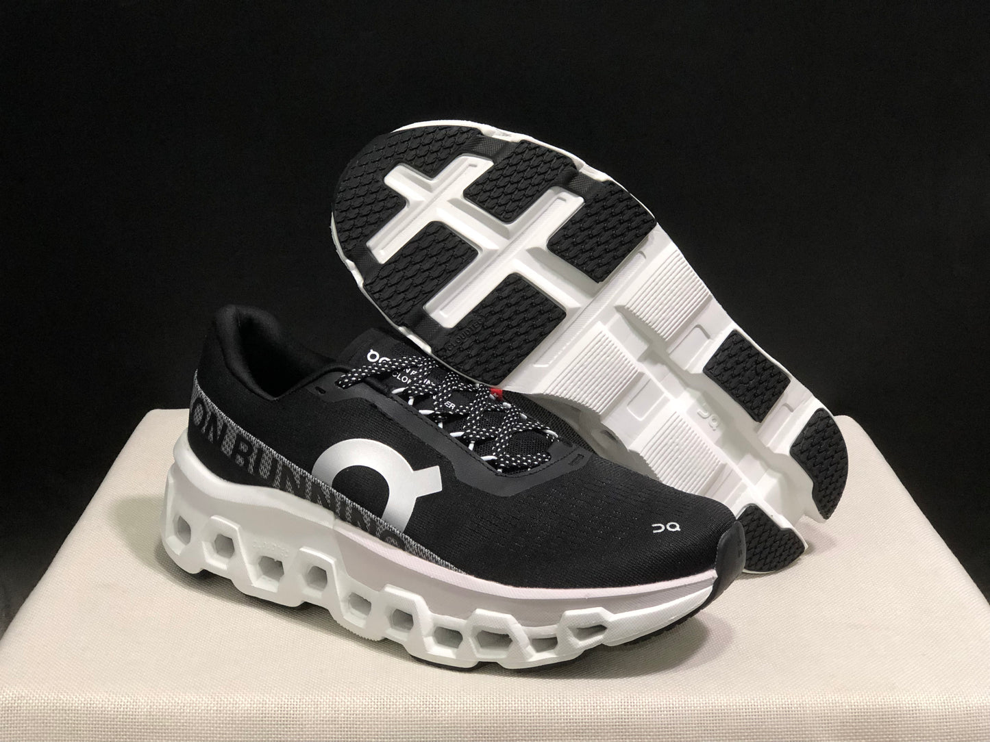 On Running Cloundmonster 2 Black And White