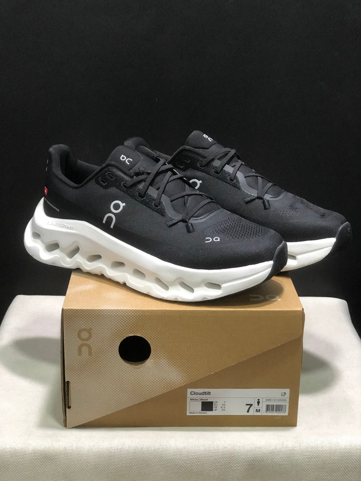 On Cloudtilt Black And White