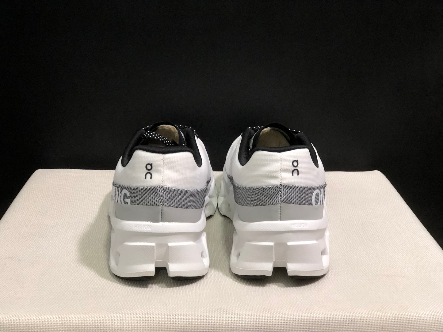 On Running Cloundmonster 2 White And Grey