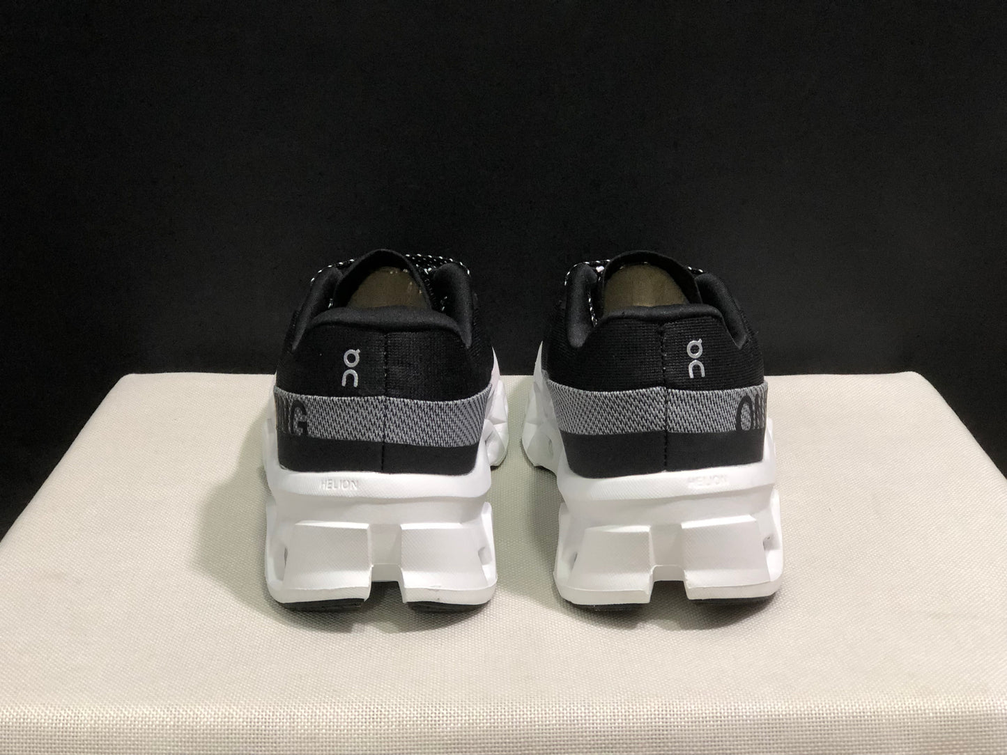 On Running Cloundmonster 2 Black And White