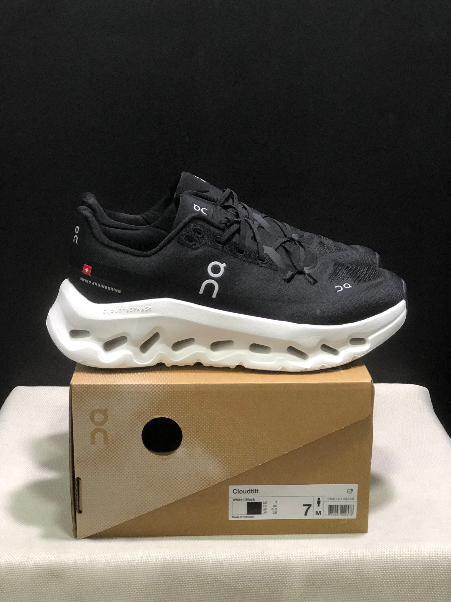 On Cloudtilt Black And White