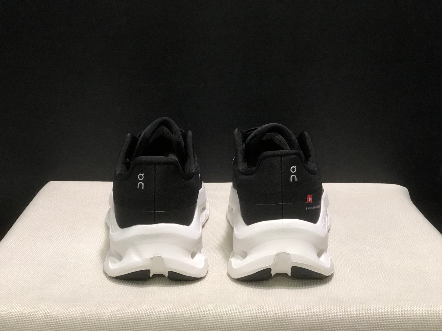 On Cloudtilt Black And White