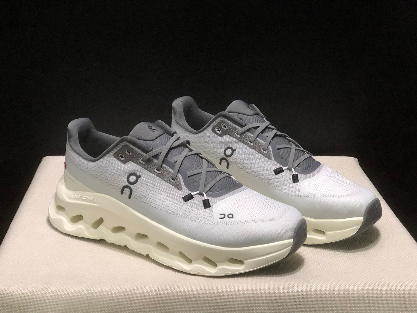 On Cloudtilt Rock/Ivory