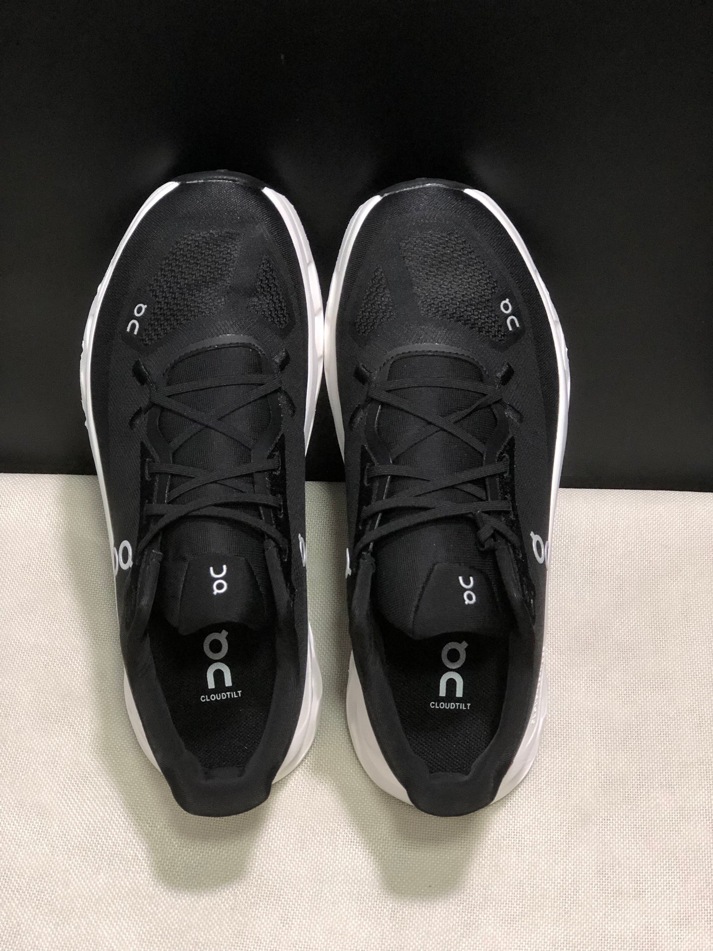 On Cloudtilt Black And White